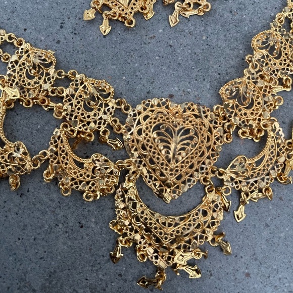 Elegant Gold Necklace Set - Picture 2 of 11